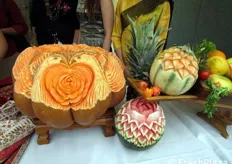 Dettaglio delle creazioni artistiche a base di frutta.