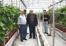 Sicilia - Favara (AG) - 24 maggio 2011 - Dalla sinistra il prof. Rosario Di Lorenzo, responsabile scientifico del progetto e il dott. Carmelo Vita, proprietario dell'azienda che ospita lo svolgimento delle ricerche e noto produttore di uva da tavola in serra per l'anticipo della maturazione e della commercializzazione dell'uva da tavola siciliana. La serra dispone anche di un impianto di umificazione, costituito da gruppi di nebulizzazione, drenaggio, sistema di disinfezione dell’acqua, impianto di osmosi inversa per ridurre il contenuto di sali, impianto di riscaldamento basale costituito da un bruciatore a gasolio, stazione meteo esterna ed interna, miscelatore computerizzato per fertirrigazione.