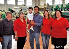 Presso lo stabilimento siamo stati accolti dalla famiglia Milana e dai suoi piu' stretti collaboratori. Da sinistra a destra: i coniugi Giovanni e Concetta Milana, il figlio Salvatore (con in braccio il figlioletto), la figlia Daniela e la collaboratrice Rossana.