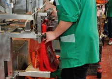 Fase dell'imbustamento.