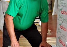 Il Sig. Stanislao, dipendente dell'azienda, mentre impila le cassette in un pallet.