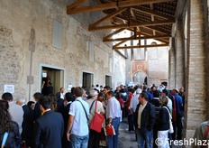 Ressa ai tavoli della registrazione dei partecipanti.