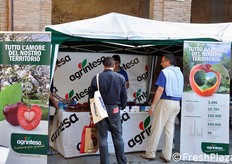 Lo stand Agrintesa. Nella foto, a destra, Mauro Pazzaglia, responsable comunicazione e PR Agrintesa.