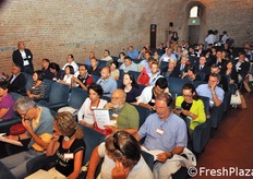 Il folto uditorio. Parte del numeroso pubblico e' stato smistato in varie sale della Rocca, collegate mediante circuito video a questa principale.