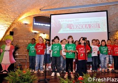 "Una classe di alunni di Vignola ripropone in questa sede una canzone dedicata alla Costituzione Italiana - impersonata da "Costy", la simpatica signora sulla sinistra, frutto della creativita' dalla classe - che questi bambini hanno avuto l'onore di poter recitare al cospetto del Presidente della Repubblica."