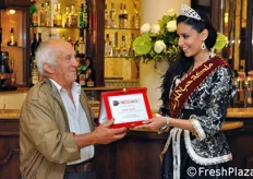 Remo Somi riceve il premio dalle mani di Miss Ciliegia (Marocco).