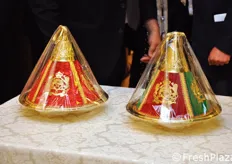 I doni della delegazione marocchina. Si tratta di due tipici piatti locali, impreziositi dai colori e dagli stemmi del Marocco.
