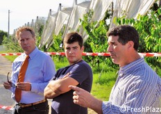 Da sinistra a destra: Stefano Zocca (area manager della Valente Pali), insieme a Luca (figlio) e Aurelio Zeppieri (padre) dell'azienda agricola Bonfiglioli.