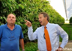 "Stefano Zocca della Valente Pali (a destra) sottolinea la filosofia della ditta: fornire ai produttori solo ed esclusivamente soluzioni "sicure", nel senso di strutture testate e affidabili, che anche nel lungo periodo (10-15 anni) non diano problemi. "Se faccio il cerasicoltore - sottolinea Zocca - devo poter delegare tutti gli aspetti tecnici ad uno specialista, che mi segua dall'inizio alla fine del progetto"."