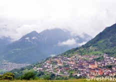 Vista sulle montagne e sule vallate dalla strada che conduce a Telve (TN).