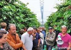 La parola passa al tecnico Sergio Franchini (primo sulla destra), della Fondazione E. Mach - S. Michele all'Adige (TN).
