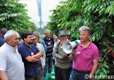 Per quanto riguarda le tecniche di allevamento, Franchini spiega che a partire dal prossimo anno si utilizzeranno solo astoni, invece che piante con rami anticipati, in quanto i primi sono meno costosi e non tendono ad allungare troppo in alto. Rispetto al passato, inoltre, si tende a non fare piu' legature dei rami, in quanto la pianta di ciliegio ne risente negativamente.