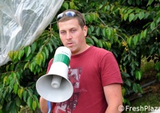 Il tecnico Michele Nischler (coop Sant'Orsola) spiega che l'impianto ha 5 anni di eta'. Di solito i frutti entrano in maturazione verso la meta' di luglio. Quest'anno, pero', si registra un anticipo della produzione.