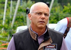 Gianfranco Pilati dell'omonima ditta che ha realizzato le coperture, spiega che un sistema ad elastici mantiene in posizione le coperture anche in caso di forte vento, evitando l'effetto vela.