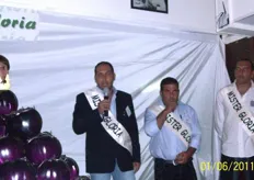 Nel corso della serata gli organizzatori hanno premiato con il titolo di Mister GLORIA ben 15 delle aziende presenti. Da sinistra: Andrea Incardona (commissionario), Emanuele Donzelli (produttore), Salvatore Velardo (commerciante).