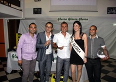 Al centro, il produttore aggiudicatario del primo premio, rappresentato da 2.500 semi di melanzana GLORIA F1.