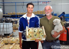 Tonino Zerbinati (a destra), con il figlio Oscar, salutano i lettori di FreshPlaza!