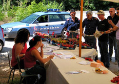 Curiosita' da parte di una pattuglia di passaggio.