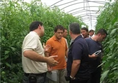 Pino Fioretti del Team Monsanto, primo a sinistra, con alcuni visitatori.