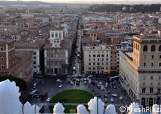 Roma offre uno splendido panorama di se' dalla terrazza del Vittoriano. Piazza Venezia e Via del Corso.