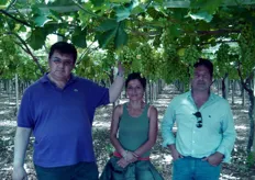 Da sinistra: Filippo Antonicelli, Maria Grazia Sergio (responsabile amministrativa dell'azienda agricola Antonicelli) e Nunzio Antonicelli dell'omonima azienda specializzata in uva da tavola, anch'essa aderente ad AOP Armonia.