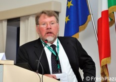 La lettura plenaria e' stata affidata a Peter Toivonen (Canada), il quale ha presentato i risultati di una ricerca sull'uso di 1-MCP (1-metilciclopropene) nelle mele e in altri prodotti destinati alla IV gamma.