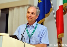 Charles F. Forney (Canada) ha presentato i risultati di uno studio circa gli effetti delle confezioni ad atmosfera modificata sulla cipolla rossa di IV gamma. La cipolla rossa e' un prodotto molto popolare in USA per il suo gusto piu' delicato rispetto alle cipolle dorate; d'altra parte, pero', risulta piu' rapidamente deperibile nella versione fresh-cut.