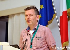 Rob Schouten dell'Universita' olandese di Wageningen ha affrontato il tema relativo al comportamento del pomodoro quando viene tagliato. I pomodori sono infatti difficili da utilizzare in prodotti di IV gamma, a causa del loro rapidissimo deperimento.