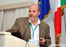 La relazione del prof. Yves Desjardins dell'Universita' di Laval (Quebec - Canada) ha concluso la seconda giornata della conferenza, prendendo le mosse dal dato di fatto che l'industria del fresh-cut ortofrutticolo produce grandi quantita' di scarti di lavorazione, con percentuali del 30% nel melone di IV gamma, del 20% nelle carote e del 33% nelle lattughe.