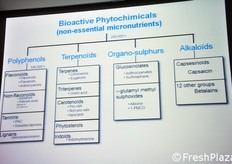 "L'aspetto piu' promettente che e' emerso dalla relazione di Desjardins e' che di molecole bioattive estraibili dalla materia prima ortofrutticola e dotate di eccezionali proprieta' farmaceutiche (in taluni casi addirittura paragonabili in tutto e per tutto ai medicamenti chimici) ce ne sono a dozzine! Non solo composti anti-ossidanti, dunque, ma un intero "campionario" di fitochimici che attendono solo l'implementazione delle tecnologie estrattive piu' adatte."