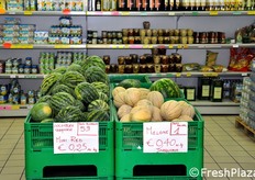 E' stagione di angurie e meloni. Presso la Centrale Ortofrutticola di Tarquinia transitano annualmente circa 3.500 tonnellate di melone, altrettante di anguria, 700-800 ton di mini angurie, 2.000 ton di finocchi, 1.500 ton di cavolfiori, 1.000 ton di patate e 150 ton di asparago verde. La produzione di punta rimane quella del pomodoro da industria (40.000 tonnellate).