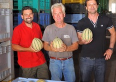 Da sinistra: Alessandro Pierini (Presidente della Centrale Ortofrutticola di Tarquinia), il socio produttore Claudio Torresi e Piero Valdi (Direttore della Centrale Ortofrutticola di Tarquinia). Nella cooperativa c'e' soddisfazione per la resa qualitativa ottenuta quest'anno.