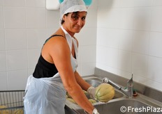 Partita un po' per gioco 4 anni fa, la lavorazione del melone in versione fresh-cut (di quarta gamma) sta crescendo molto in fretta, per una produzione giornaliera di 1.000 - 1.200 vaschette da 200 grammi di melone fresco sbucciato e tagliato, destinate al supermercato Tuodi'.
