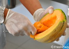 Per il momento, la rapidita' e la precisione di esecuzione manuali non sembrano sostituibili da macchinari che possano automatizzare il processo. L'azienda si sta comunque informando in tal senso, considerata la crescita esponenziale di questo segmento.