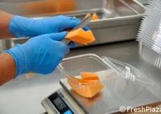 Una volta confezionato in vaschette, il melone fresh-cut viene mantenuto in frigorifero a 5 gradi centigradi e ha una shelf-life di 5 giorni.