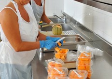 Daniela e Maria Letizia al lavoro. Le fotografie non rendono la velocita' di esecuzione, che e' veramente notevole.
