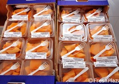 Le vaschette di melone proposte dall'azienda Borzacchi. Ogni cartone (50x30 cm) ne contiene 8. Chiunque fosse interessato ad acquistare questo prodotto e' pregato di contattare l'azienda al Fax: +39 0766 857557, oppure la Sig.ra Daniela via mail scrivendo a: danielaborzacchi@gmail.com