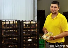 Il responsabile di magazzino Cristian Popa mostra la confezione di patatine in vaschetta da 1 kg, alle quali viene allegato un rametto di rosmarino fresco.