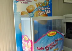 L'azienda ha recentemente segmentato la propria offerta con un'innovativa gamma di patate gia' sbucciate, tagliate e pronte da cuocere. La linea è stata denominata Voila'. Nella foto: un espositore frigorifero appositamente progettato per la linea Voila'.