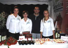 Mariano Di Vito, insieme con le hostess dello stand Torpedino.