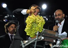 Il primo grappolo sulla bilancia e' un mega esemplare di uva Alexandra, presentata in concorso dalla ditta Giuliano.
