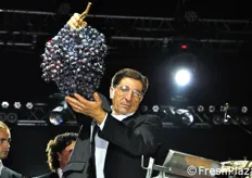 Un super grappolo di uva Autumn Royal presentato dall'azienda Provino Antonio.
