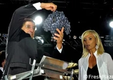 "Ultimo esemplare di Autumn Royal in gara per la categoria "altre uve", proposto dall'azienda Fruttinsieme-Messina. Il grappolo pesa 2 kg e 980 grammi."