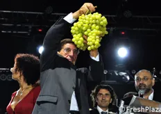 "Si passa ora alla categoria "Uva Italia". Il primo grappolo in concorso e' presentato dalla Milillo Vito & Figli."