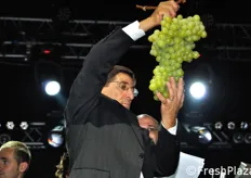 Ultimo grappolo di Uva Italia da 3 kg e' quello proposto dall'azienda agricola Cannone Antonio.