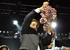 La ditta Giuliano porta in concorso questo grappolo di Red Globe da 5 chili e 305 grammi.