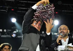 Ultimo in concorso, questo grappolo da 5 chili e 135 grammi di uva Red Globe raccolta presso l'azienda Lamorgese Pasquale di Palagiano.