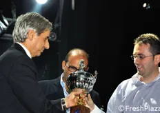 "Giacomo Suglia (a sinistra) conferisce il secondo premio per la categoria "altre uve"."