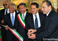 Il momento dell'inaugurazione. Da sinistra a destra: Paolo Bruni, il Sindaco di Cesena Paolo Lucchi, il Ministro italiano delle Politiche Agricole ed Essam Faied, Ministro dell'Agricoltura egiziano.