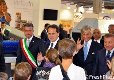 Le autorita' incrociano una scolaresca in visita alla fiera.